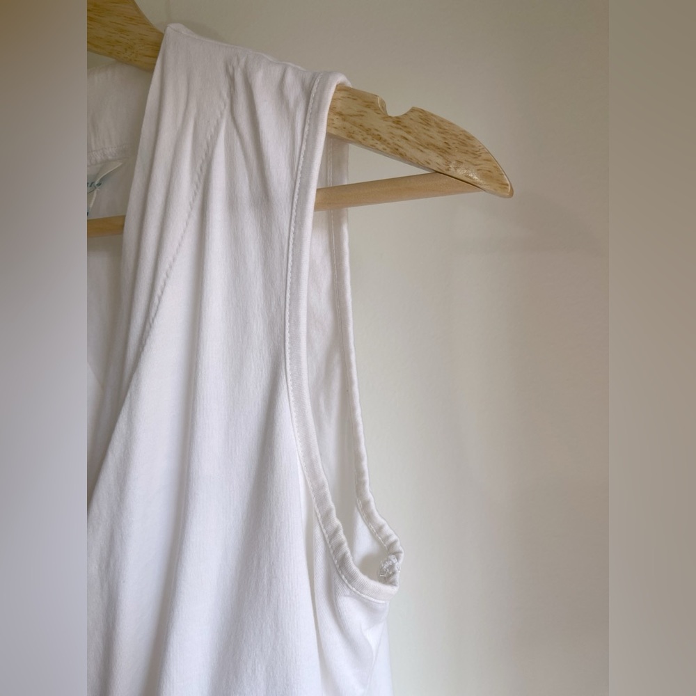 Sundance White Wrap-Style Sleeveless Top 🤍
Size Medium - Picture 5 of 6